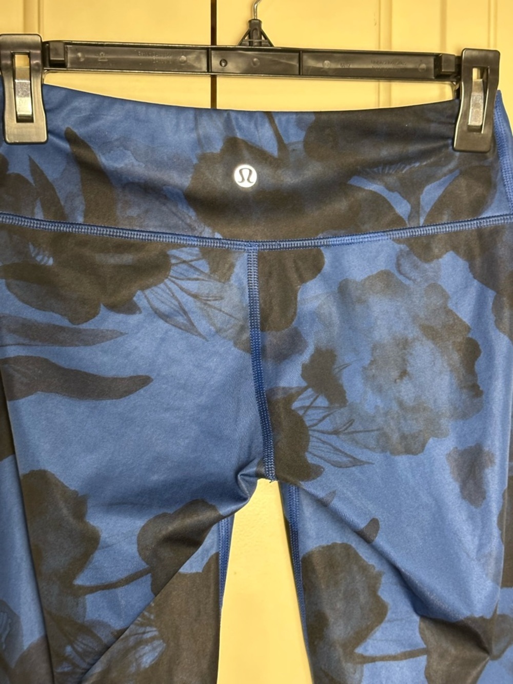 Lululemon Womens Size 4 Jumbo Inky Floral Black Inkwell Wonder Under Crop II - Picture 5 of 5